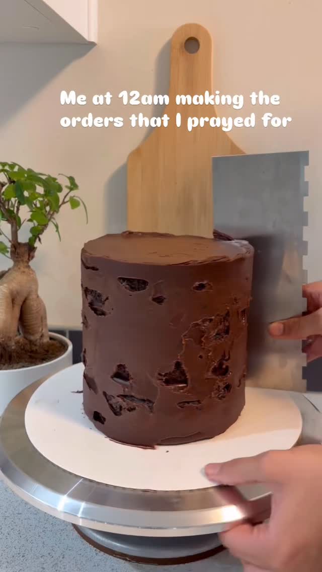 I always end up staying up till 12 or 1 trying to finish up my cakes for the next day lolll it happens EVERY single time!😂 not very healthy (video)