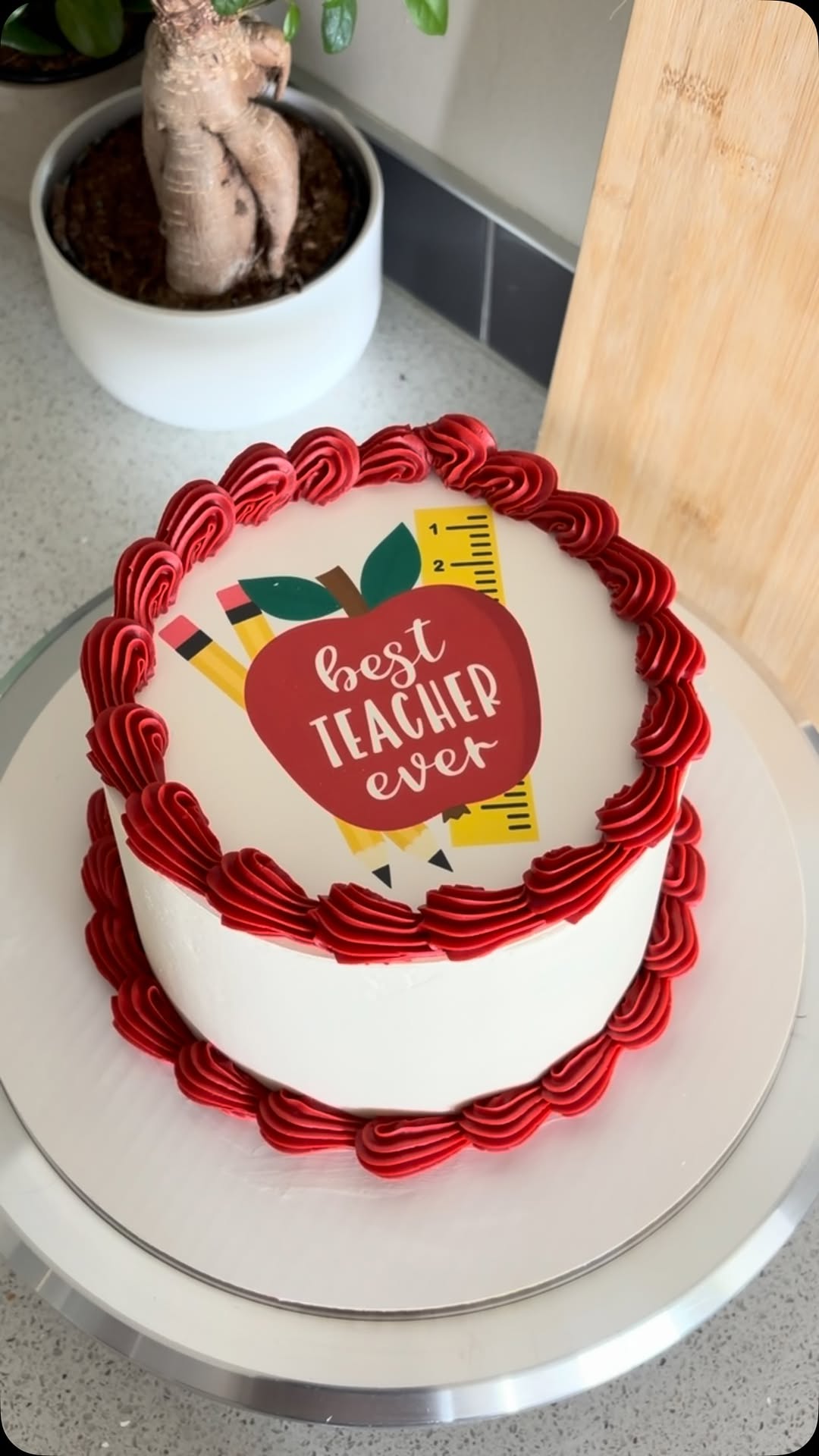 A cake for the best teacher ever! 🥰 . . . #cakesofinstagram #yychomebakery #yycbaker #explorepage #cakecontent (video)