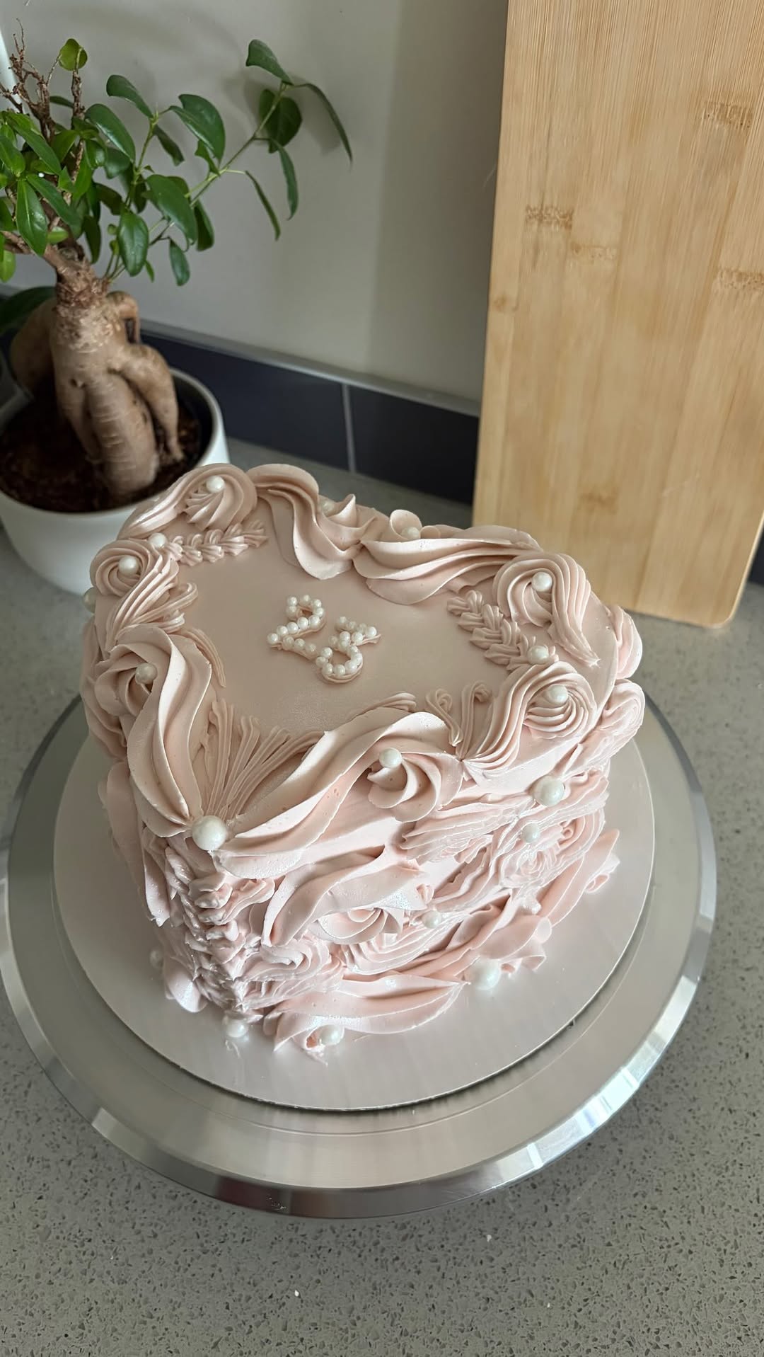 I love making pretty cakes for you guys! 🥰 . . . #cakesofinstagram #yychomebakery #yycbaker #explorepage #cakecontent (video)
